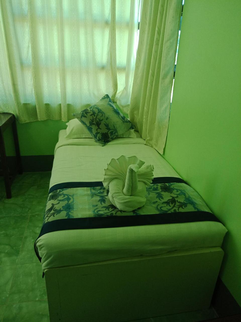 Nay Chi Lin Hotel Pathein Екстер'єр фото